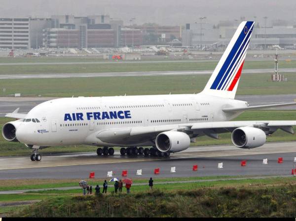 Air France anula 55% de sus vuelos de corto y medio alcance por huelga de controladores