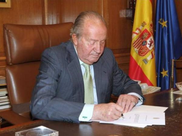 El Rey Don Juan Carlos, tras firmar el documento de su abdicación que, posteriormente, entregó al presidente del Gobierno, Mariano Rajoy, en el Palacio de la Zarzuela. (Foto: EFE / Casa Real).