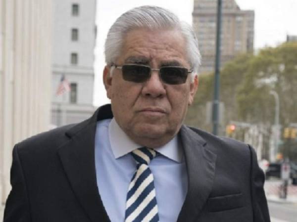 Trujillo, un exjuez de la Corte Constitucional de Guatemala, fue el último de los acusados en declararse culpable de corrupción. A 63-year-old former Guatemalan football official is expected Wednesday to become the first person sentenced by a US judge over the sweeping corruption scandal that rocked world soccer. The US investigation, first unveiled in May 2015, has seen federal prosecutors in New York indict around 40 football and sports marketing executives with allegedly receiving tens of millions of bribes and kickbacks.Like many of the indicted, Hector Trujillo cut a deal with prosecutors and pleaded guilty to one count of wire fraud and one count of wire fraud conspiracy in a US federal court in Brooklyn four months ago. / AFP PHOTO / Don EMMERT