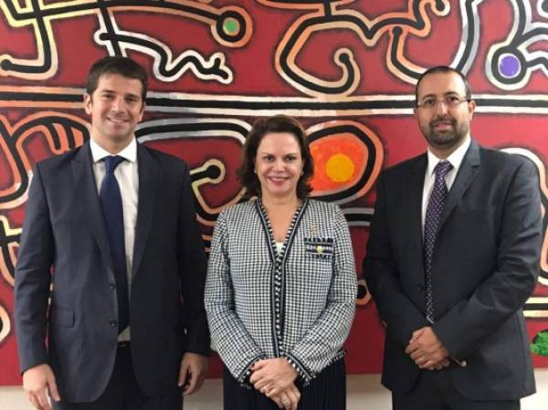 Agustín Lama, presidente de Área de AstraZeneca para la región Centroamérica, Caribe Ecuador y Perú; Ana Helena Chacón, vicepresidenta de Costa Rica; y Antonio Padilla, director del IFS.