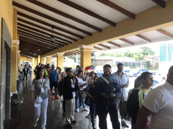 No hay cifras oficiales del número de venezolanos en Costa Rica, pero los organizadores esperan una afluencia de 10.000 votantes a lo largo de la jornada, de los 19.000 venezolanos que calculan viven en el país. (Foto: Mariví Portillo)