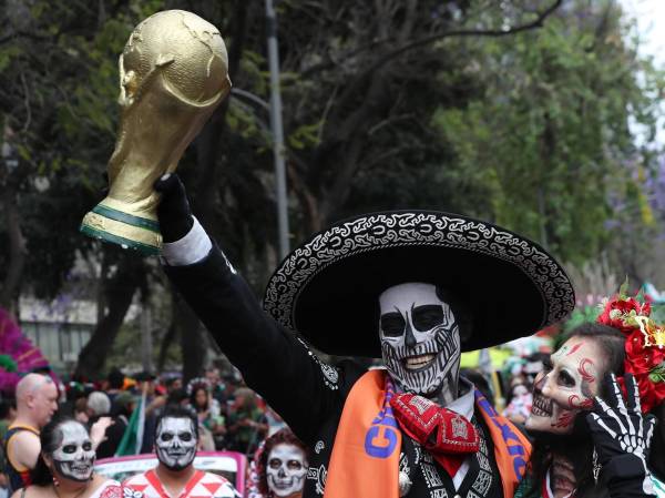 <i>Personas caracterizadas como catrinas participan en el desfile de 'Catrinas Mundialistas' este domingo, en Ciudad de México (México). EFE/ Mario Guzmán</i>