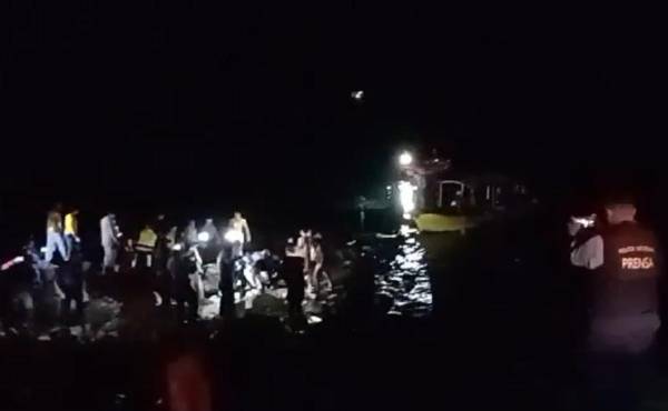 <i>Se reporta accidente de aeronave tipo Jetstream32 de aerolínea hondureña al salirse de la pista cayendo al mar en Roatán Islas de La Bahía. CAPTURA DE VIDEO COMPARTIDO POR BOMBEROS, MIENTRAS HACEN LABORES DE RESCATE.</i>