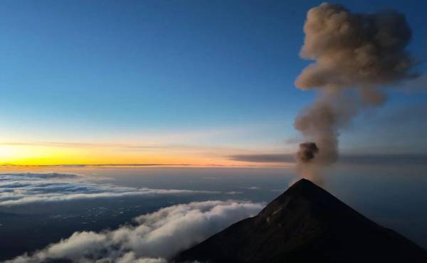 <i>Autoridades vigilan de cerca la evolución del coloso, de 3.763 metros de altura, que presenta entre 5 y 15 explosiones por hora. Foto de cortesía</i>