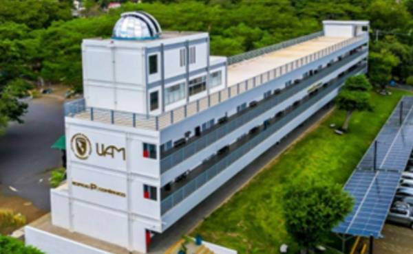 <i>El equipo de UAM se rige bajo estándares internacionales de calidad, respaldados por normativas como la ISO 21001:2018, Sistema de Gestión para Organizaciones Educativas, y la ISO 9001, orientada a la gestión de la calidad.</i>