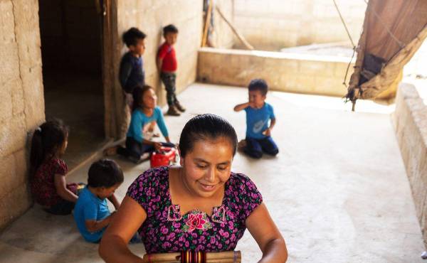 El programa HogaRES transforma más de 25.000 vidas en Guatemala, un piso de concreto a la vez