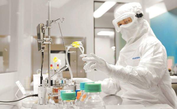 Área de Microbiología de Mega Planta VIJOSA, donde se realizan pruebas de esterilidad para garantizar la calidad de los medicamentos.