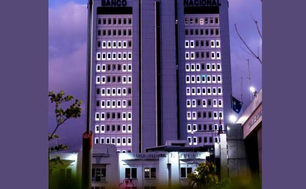 BN ilumina momentos clave del país y su gente, como el Día Internacional de la Mujer.