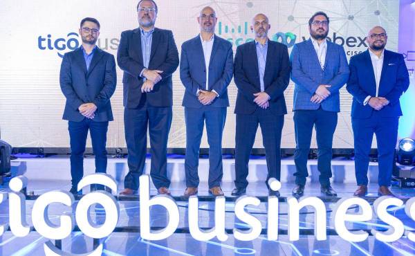 De izq. a der.: Jhon Ballesteros, Arquitecto Regional de Soluciones para Millicom; Giancarlo Orsenigo, Gerente de Producto Tigo Business; Rafael Villavicencio, Especialista de Soluciones de Colaboración de Cisco para Centroamérica; Salvatore Farina, Vicepresidente Tigo Business; Mauricio Trujillo, Jefe de Producto Tigo Business; Luis Romero, Gerente Regional de Cuentas de Cisco.