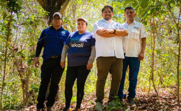 Por 120 años La Constancia ha formado parte del tejido de El Salvador. La empresa no concibe su crecimiento manera separada del desarrollo del entorno, compromiso que le ha dado vida a programas como ISKALI