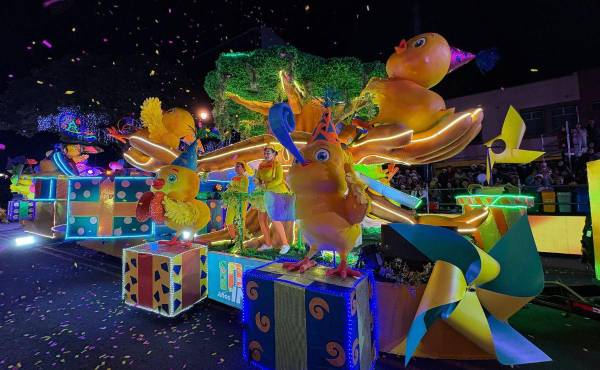 La carroza del INS en el Festival de la Luz 2024 revivió la campaña de los “pollitos”.