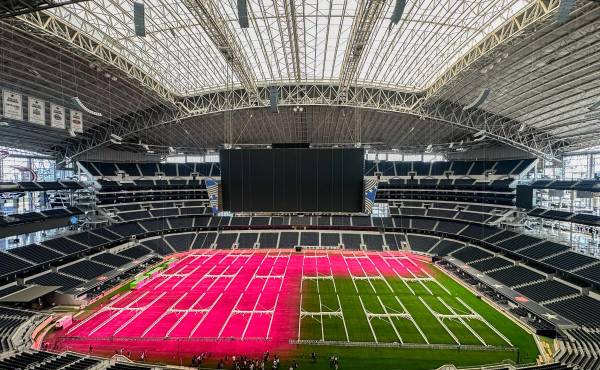 <i>Fotografía que muestra luces de cultivo sobre la cancha del estadio AT&amp;T, que recibirá varios partidos del Mundial FIFA 2026 este jueves, en Dallas (EE.UU.). EFE/Carlos Ramírez</i>