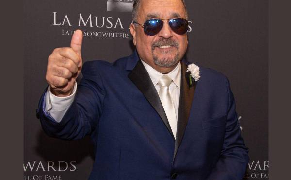 Fotografía de archivo del 24 de octubre de 2019 que muestra al músico y compositor de salsa Willie Colón posan en la alfombra de La Musa Awards 2019 en el James L. Knight Center de la ciudad de Miami (EE. UU.). Foto: EFE/ Giorgio Viera/ ARCHIVO