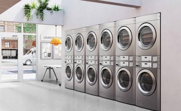 La plataforma LG Laundry Crew permite la gestión remota y en tiempo real de las lavanderías, con funciones tanto para administradores (monitoreo, control y configuración) como para clientes (reserva, pago y seguimiento del ciclo desde el móvil), facilitando la operación y mejorando la experiencia del usuario.
