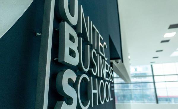 La sede de UBS en el centro corporativo Vertis facilita el networking y el aprendizaje colaborativo.