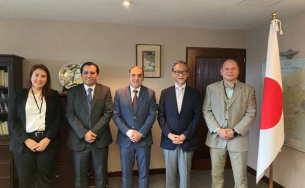 Lenin Velásquez, Presidente de AOTS Guatemala–Japón, junto a Kuwana Ryosuke, Embajador de Japón en Guatemala.