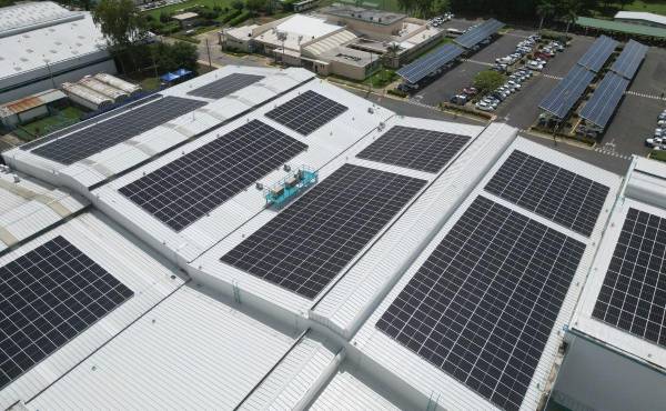 CCN ha optado por la instalación de paneles solares en los tejados de sus instalaciones, aprovechando la abundante radiación solar de Nicaragua.