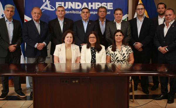 De der. a izq. Sres. Ricardo Jaar, Alberto Díaz Lobo, Figmy Farid Kattum, Mario R. Faraj, Salomon Ordóñez, Edward Bardales, Roberto Facusse, Miguel Medina, Rony Carrillo, Ana Clemencia Bueso, Claudia Sandoval y Lynda Marin.