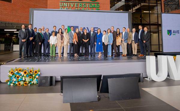 Roberto Moreno, Rector; Maribel Cruz, Vicerrectora de Expansión Académica; Miembros del Consejo Directivo y de la Fundación de la Universidad Del Valle de Guatemala.