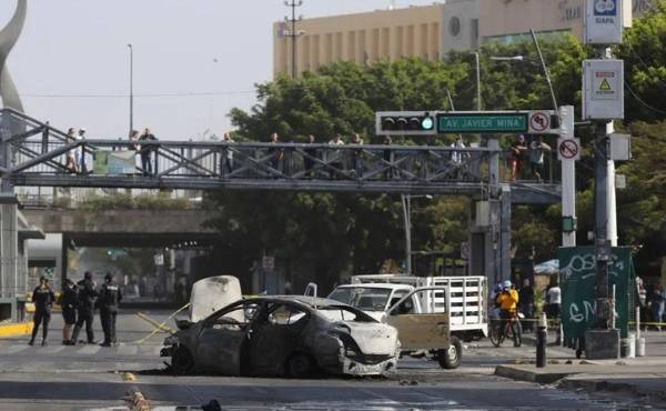 Fotografía que muestra un bloqueo con vehículos incendiados, este 22 de febrero de 2026, en una vía de Guadalajara (México). EFE/ Francisco Guasco.