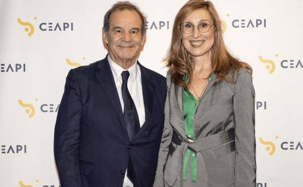 (De izq. A dcha.) El Secretario General Iberoamericano, Andrés Allamand, y la presidenta de CEAPI, Núria Vilanova.