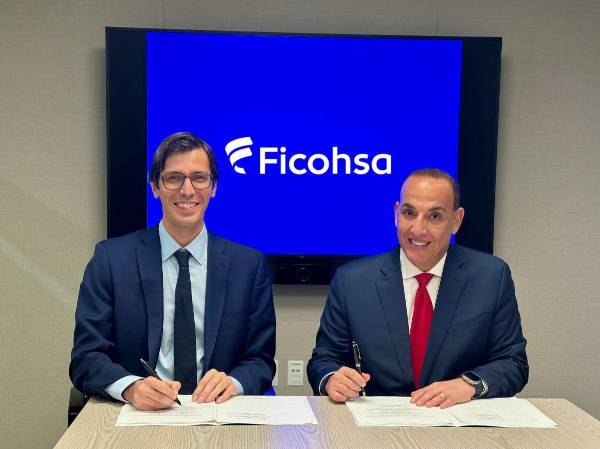 Los firmantes de la transacción fueron Javier Atala, Presidente Ejecutivo de Banco Ficohsa; e Ignacio Dolega, Managing Director de Latin America Private Debt Solutions de Santander.