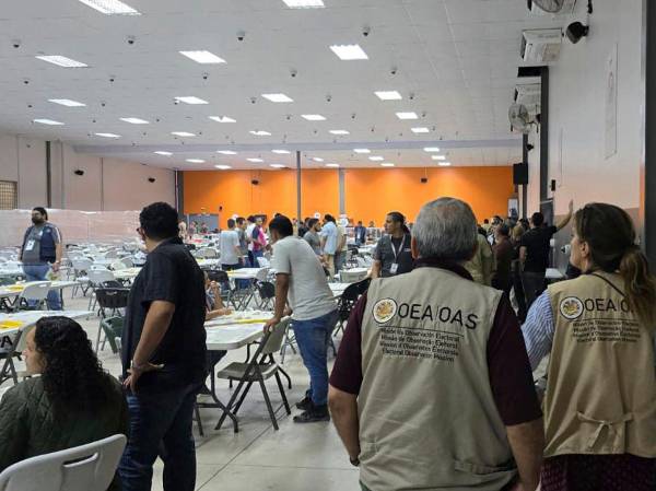 El CNE de Honduras inició el pasado jueves el escrutinio especial de al menos 2.792 actas con inconsistencias, un proceso que podría ser decisivo para definir al presidente electo en los comicios generales del 30 de noviembre, marcados por una estrecha disputa entre dos candidatos conservadores. Foto: EFE/ Consejo Nacional Electoral.