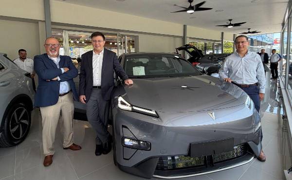 Gerardo Valiente, Director de SIKAMOTORS El Salvador; Juan Pablo Siekavizza y Carlos Enrique Siekavizza.