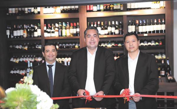 Manuel Munguía, Jairo Canales y Milto Zelaya durante el corte de cinta de inauguración de Casa del Ron en City Plaza, Tegucigalpa.