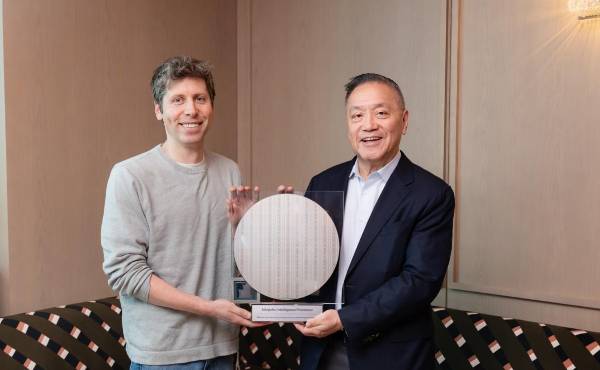 La entrega física de las primeras muestras fue realizada este miércoles a los máximos directivos de OpenAI, Sam Altman y Brockman. FOTO OPEN AI / X