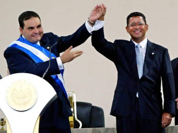 El nuevo presidente salvadoreno Elias Antonio Saca (I) alza la mano de su antecesor Francisco Flores luego de recibir la banda presidencial durante la ceremonia de toma de posesion el 01 de Junio de 2004 en San Salvador,El Salvador. AFP PHOTO/CASA PRESIDENCIAL. (Photo by CASA PRESIDENCIAL / AFP)