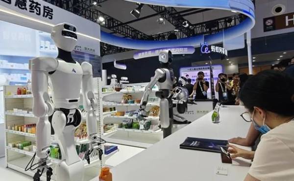 Moonshot reconoció que el rendimiento general de K3 todavía está por detrás de los modelos propietarios más potentes, Claude Fable 5 y GPT-5.6 Sol<b>.</b> (Foto: EFE)