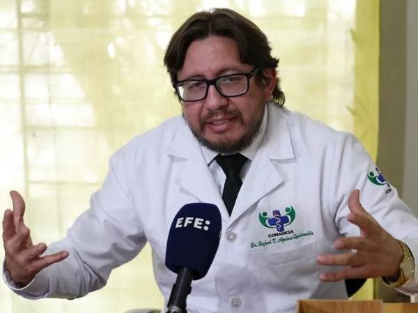 <i>El médico y sindicalista Rafael Aguirre ​​​​​​ lidera la propuesta presidencial del FMLN, que lleva como compañera de fórmula a ​Madaí Santos, de profesión enfermea. (Foto: EFE)</i>