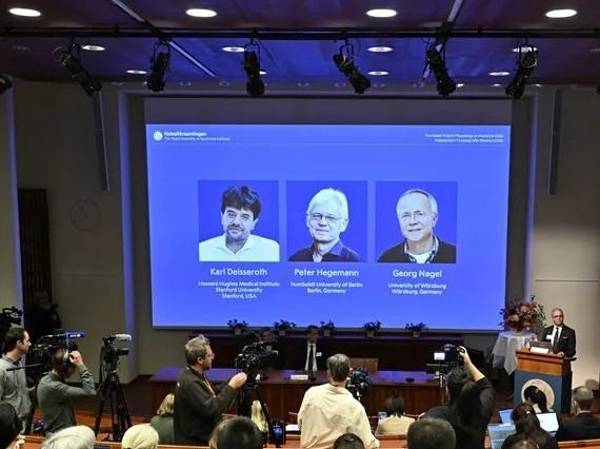 <i>Miembros de la Asamblea del Nobel anuncian a los galardonados con el Premio Nobel de Fisiología o Medicina de 2026. EFE/EPA/Ponus Lundhal</i>