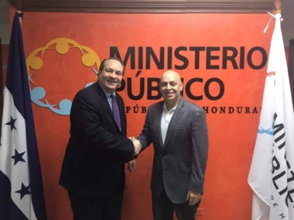 Patrick Ventrell, director de Programas para el Hemisferio Occidental del Departamento de Estado de Estados Unidos; y Óscar Fernando Chinchilla, Fiscal General de Honduras.