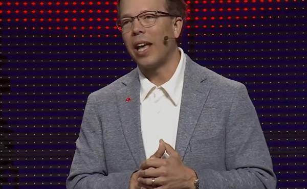 Matt Hicks, CEO de Red Hat, alertó a los gerentes de las empresas: El reto será delegar mejor: entender procesos, descomponer trabajo complejo y distribuirlo entre humanos y agentes sin perder control. (Foto E&amp;N)