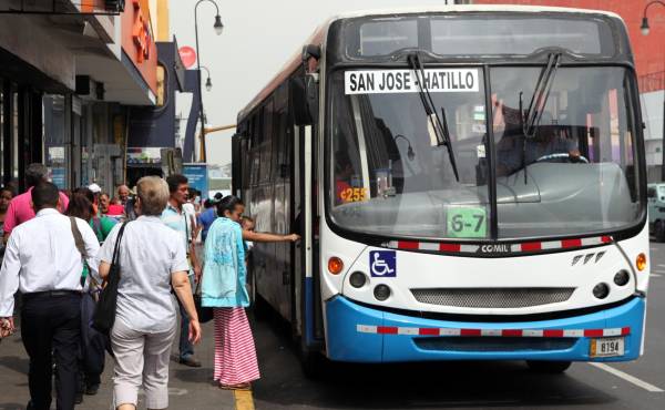 <i>La mitad de los colaboradores consultados por el estudio de FEMACO dedica más de dos horas diarias a los recorridos de ida y regreso del trabajo. Dentro de ese grupo, el 60% acumula tres horas o más de desplazamiento al día. (Foto: Archivo)</i>
