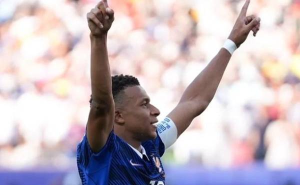 <b>Kylian Mbappé llevó a su Selección a un polémico éxito, que se definió con un solo gol. (Foto: EFE)</b>