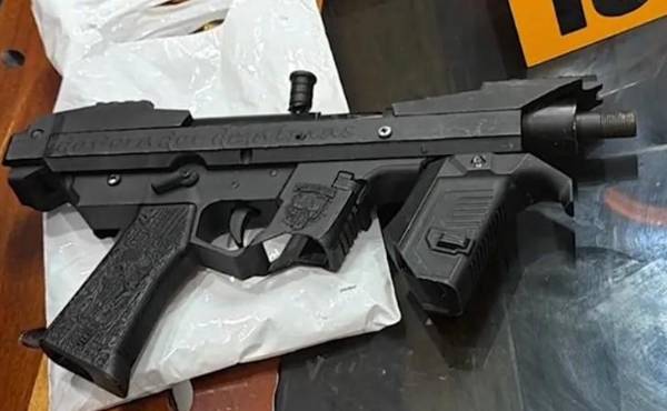 <i>Captura de video cedido por el Ministerio de Seguridad Pública de Costa Rica que muestra un arma fabricada con tecnología de impresión 3D durante un allanamiento por narcotráfico. EFE/ Ministerio de Seguridad Pública de Costa Rica</i>
