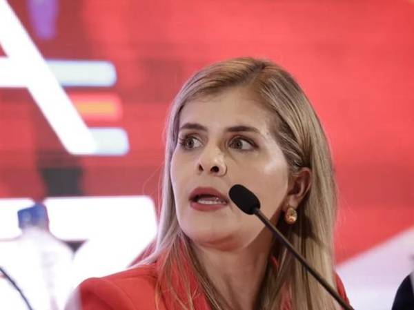 Tras visitar la zona de Las Crucitas, la presidenta Fernández afirmó estar <b>sumamente preocupada </b>y <b>sumamente dolida</b> por la <b>destrucción ambiental y ecológica, como consecuencia de la minería ilegal. (Foto: Archivo)</b>