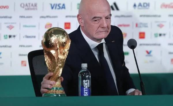 <i>El presidente de la FIFA, Gianni Infantino, sostiene la Copa del Mundo durante una rueda de prensa este miércoles, en Ciudad de México (México). EFE/ Isaac Esquivel</i>