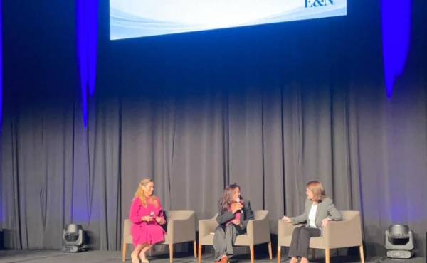 Panel magistral ‘Mujeres desafiantes en los negocios y en las organizaciones’, con Stephanie Melville, directora de la Junta Directiva de Progreso; Ana Karina Smith, estratega de liderazgo y expresidenta de la Asociación de Directoras de Panamá.
