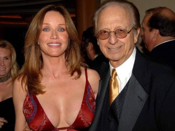 (ARCHIVOS) En esta foto de archivo, la actriz Tanya Roberts (izq.) Y el agente Norby Walters asisten a la 16ª Gala Anual de los Oscar de la Noche de las 100 Estrellas de Norby Walters, celebrada en el Hotel Beverly Hills el 5 de marzo de 2006 en Beverly Hills, California.