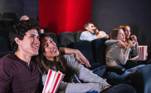 Las salas de cine ya no compiten solo contra Netflix. La industria global redefine su modelo hacia experiencias premium, películas-evento y nuevas audiencias jóvenes. (Foto: Shutterstock)