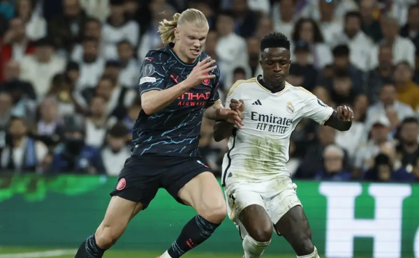 <i>Foto de archivo del delantero brasileño del Real Madrid, Vinicius Junior (d), que disputa el balón ante el delantero noruego del Manchester City, Erling Haaland. EFE / Juanjo Martín.</i>