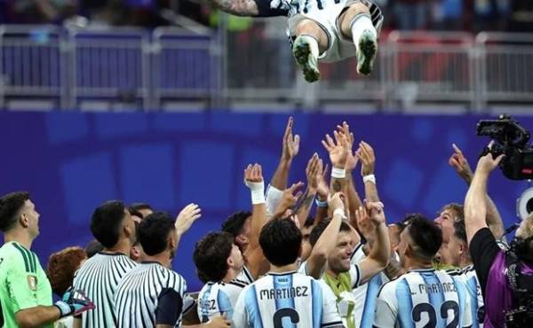El capitán de Argentina se convirtió hoy en el único jugador que marca en seis partidos consecutivos en fase de eliminación directa de las copas del mundo. (Foto: EFE)