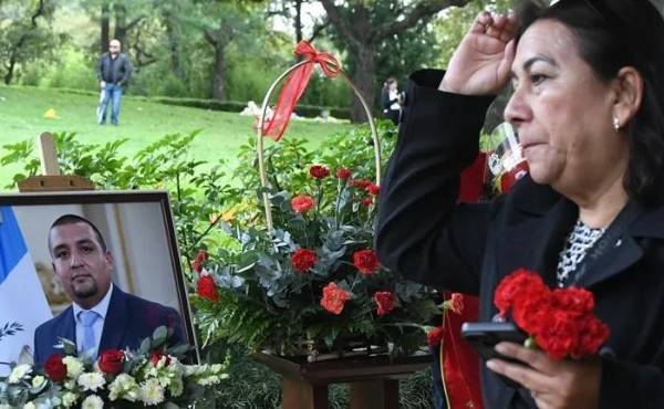 <i>Juan Francisco nos ha representado con letras mayúsculas, afirmó la madre del abogado asesinado. (Foto: EFE)</i>