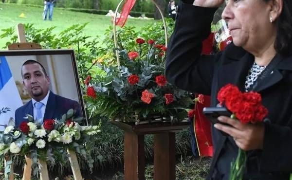 <i>Juan Francisco nos ha representado con letras mayúsculas, afirmó la madre del abogado asesinado. (Foto: EFE)</i>