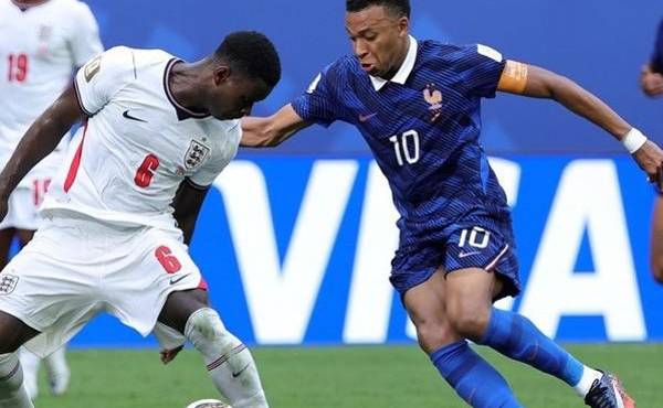 Francia dejó pasar un primer tiempo sin reacción. Aunque despertó su potencia el segundo tiempo, no le alcanzó. (Foto: EFE)