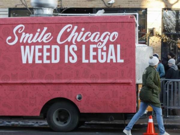 A food truck sits outside the Sunnyside Cannabis Dispensary as customers wait in line to buy marijuana, on January 1, 2020 in Chicago, Illinois. - On the first day of 2020, recreational marijuana became legal in Illinois, which joins 10 other US states with legal use of recreational marijuana. (Photo by KAMIL KRZACZYNSKI / AFP)